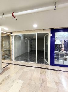Sinanpaşa Pasajı içinde kiralık dükkân vitrini, Beşiktaş
